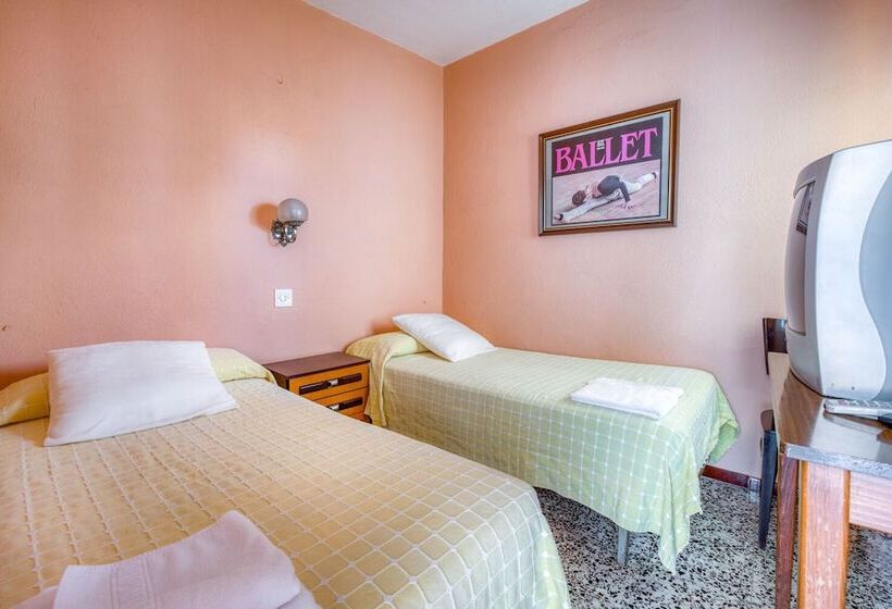 پانسیون Hostal El Roser