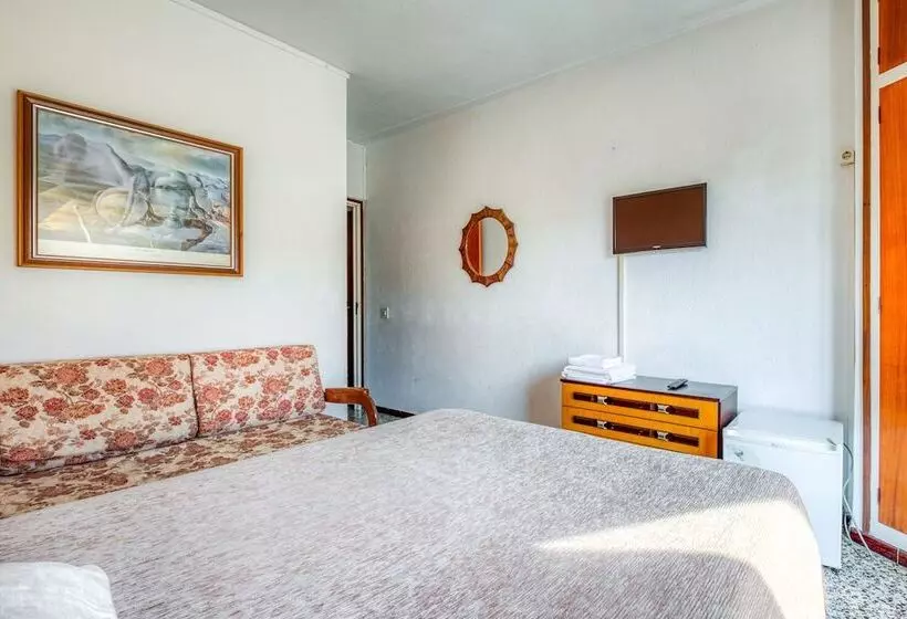 پانسیون Hostal El Roser