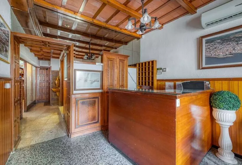 پانسیون Hostal El Roser