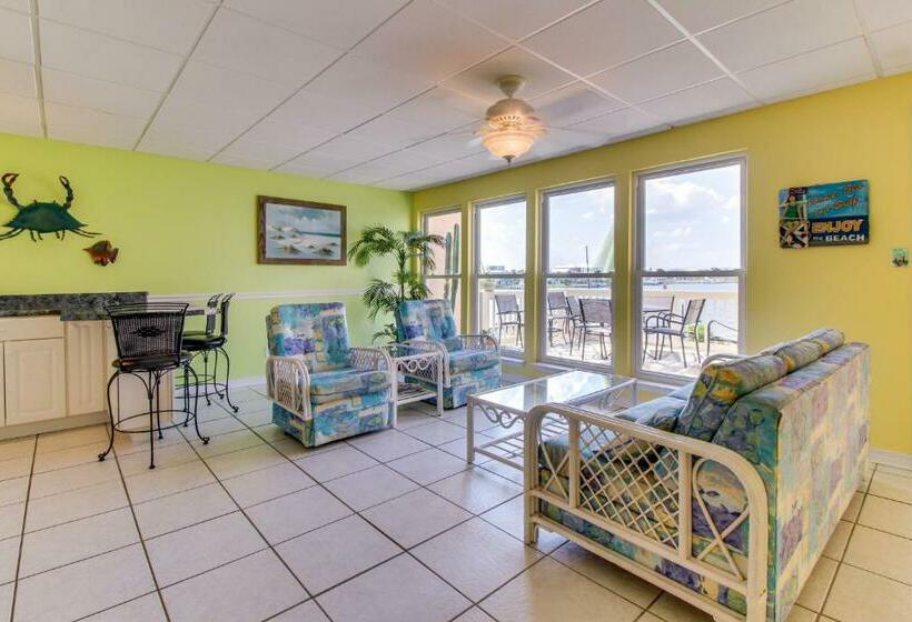 The Treehouse On The Bay