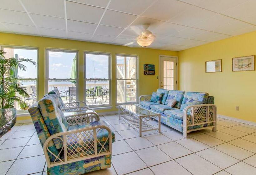 The Treehouse On The Bay