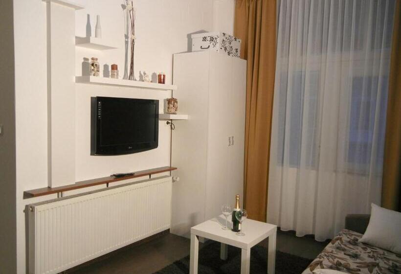 פנסיון Villa Lucia Apartments&rooms