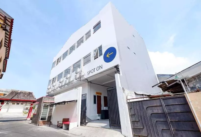 ホテル Spot On 2026 Arta Residence