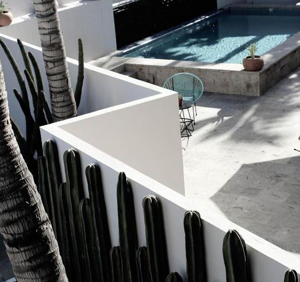 Otel Six Two Four Urban Beach