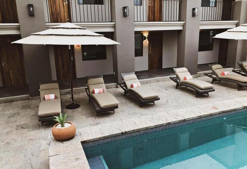 Otel Six Two Four Urban Beach