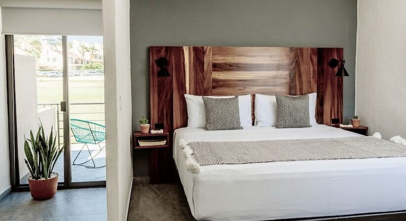 Otel Six Two Four Urban Beach