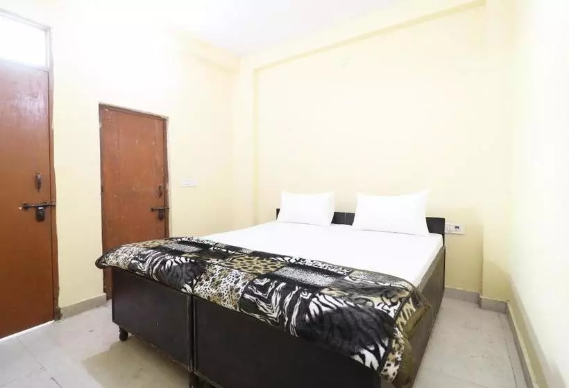 ホテル Spot On 46861 Tushir House