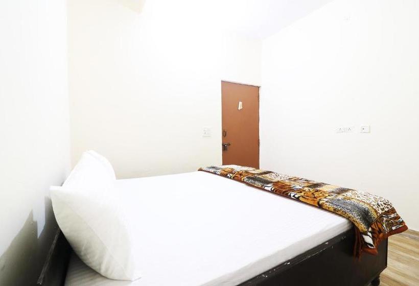 ホテル Spot On 46861 Tushir House