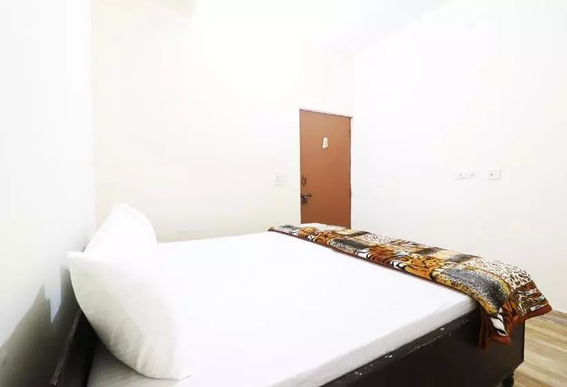 ホテル Spot On 46861 Tushir House