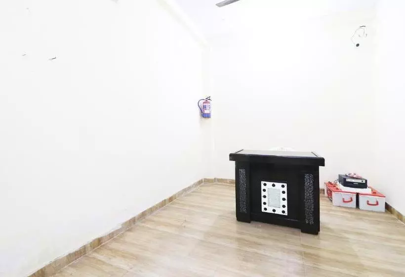 ホテル Spot On 46861 Tushir House