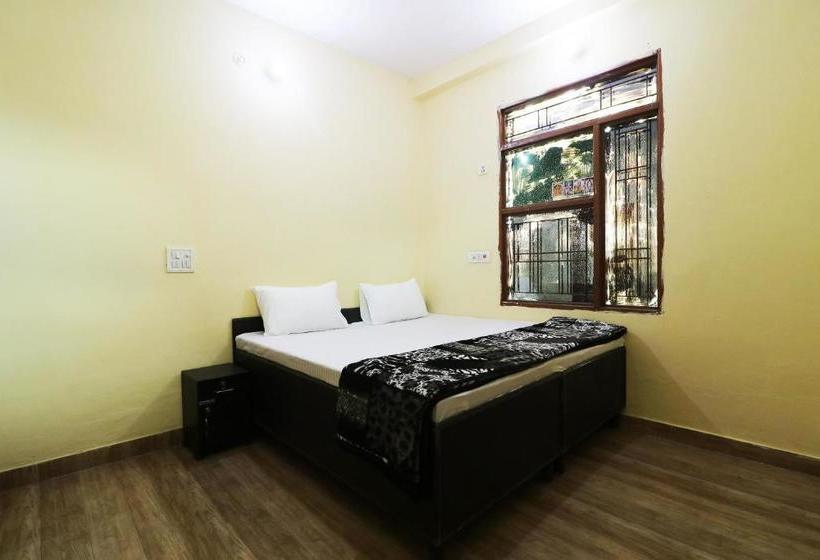 ホテル Spot On 46861 Tushir House