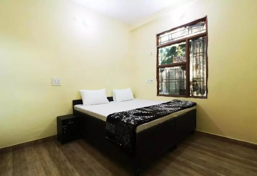 ホテル Spot On 46861 Tushir House