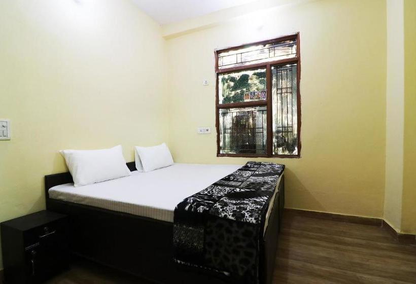 ホテル Spot On 46861 Tushir House