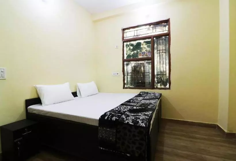 ホテル Spot On 46861 Tushir House