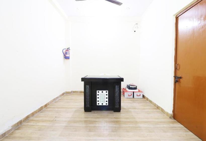 ホテル Spot On 46861 Tushir House