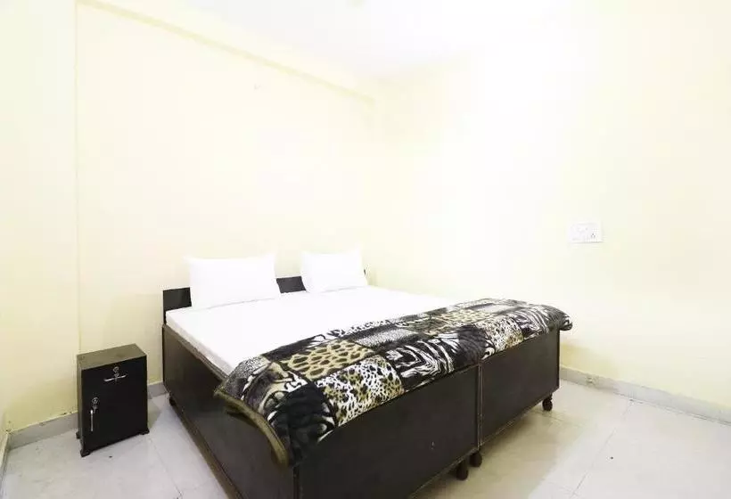 ホテル Spot On 46861 Tushir House