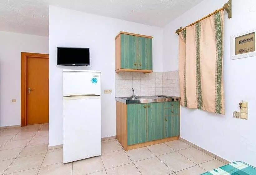 Dionysos Apartments & Studios