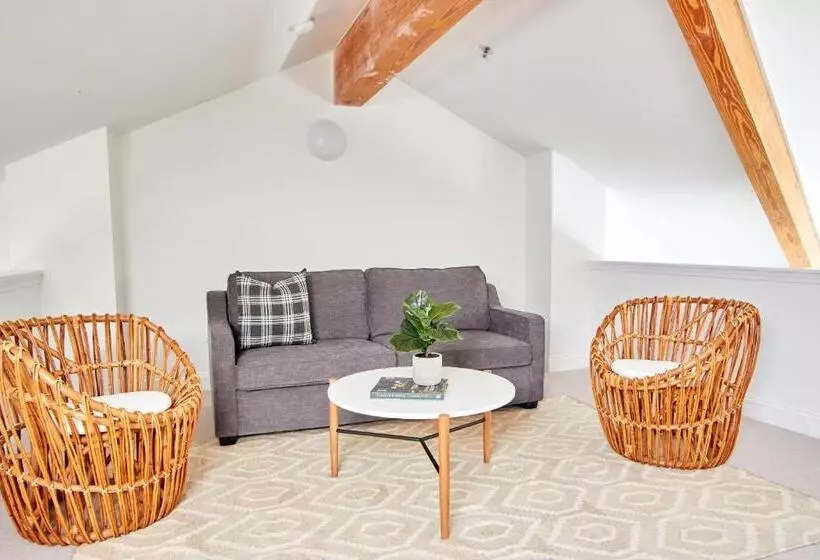 Sonder Baltimore Place