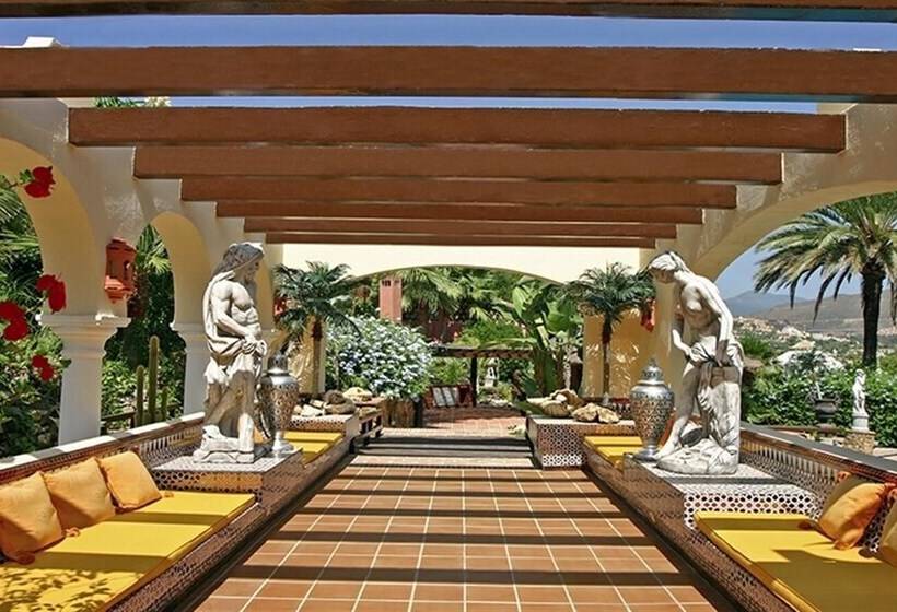 Unique Luxurious And Palacial Villa