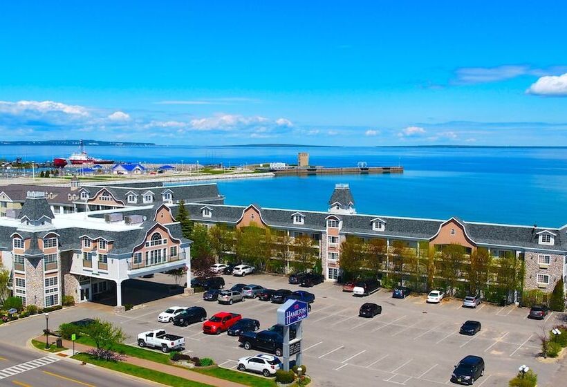 هتل Hamilton Inn Select Beachfront Mackinaw City