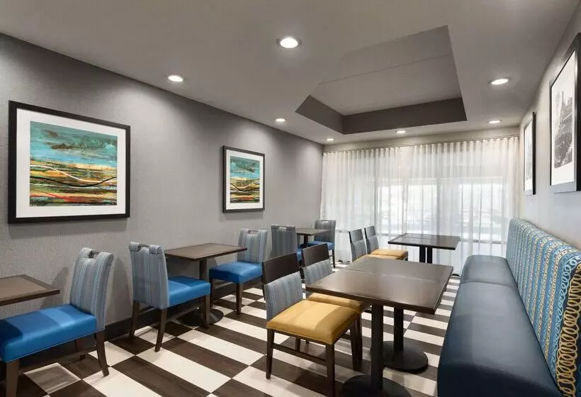 هتل Hampton Inn Appletonfox River Mall Area