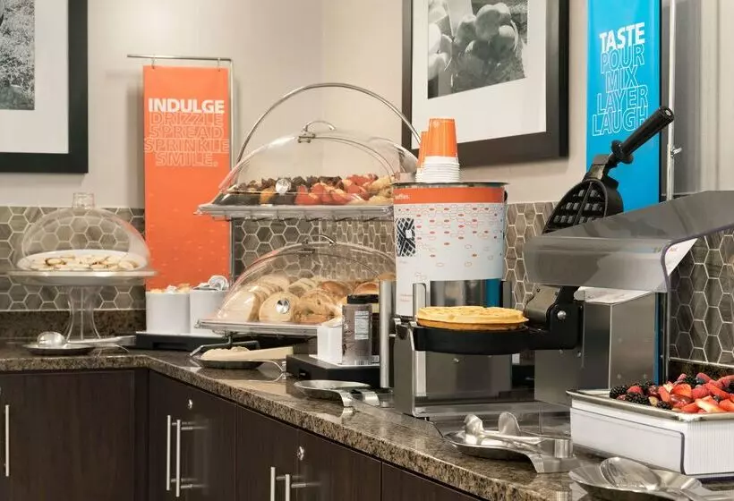 هتل Hampton Inn Appletonfox River Mall Area