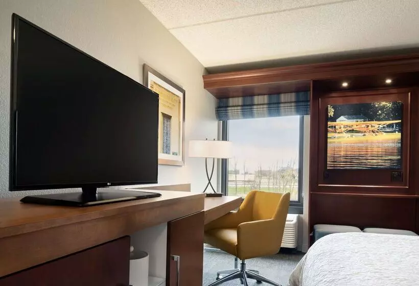 هتل Hampton Inn Appletonfox River Mall Area