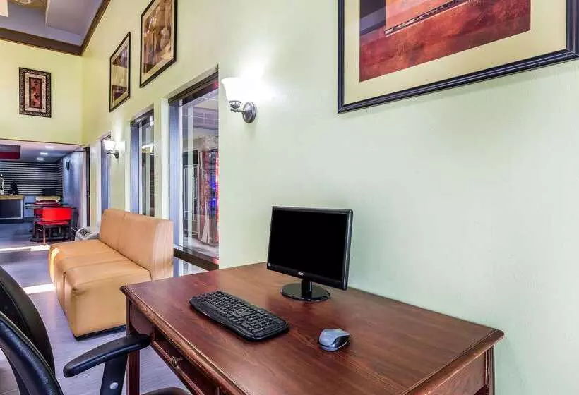 בית מלון כפרי Rodeway Inn