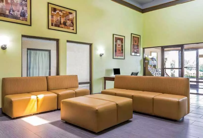 בית מלון כפרי Rodeway Inn