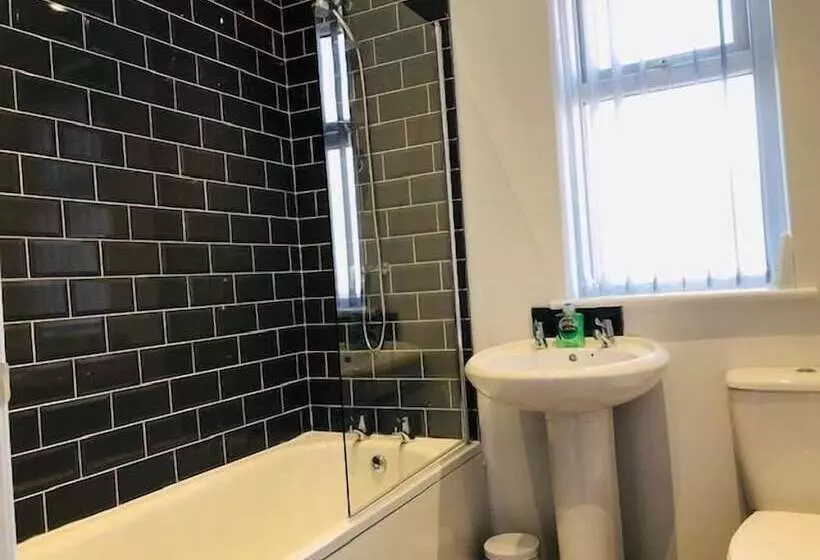 Majatalo Townhouse @ 51 Balfour St Stoke