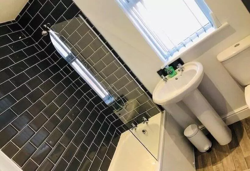 Majatalo Townhouse @ 51 Balfour St Stoke