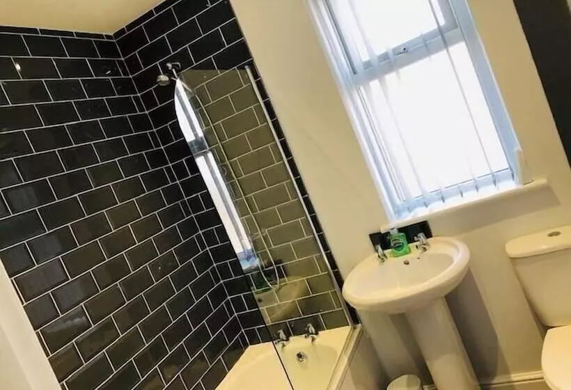 Majatalo Townhouse @ 51 Balfour St Stoke