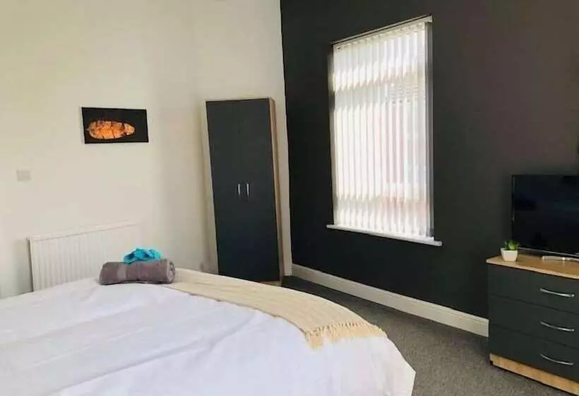 Majatalo Townhouse @ 51 Balfour St Stoke