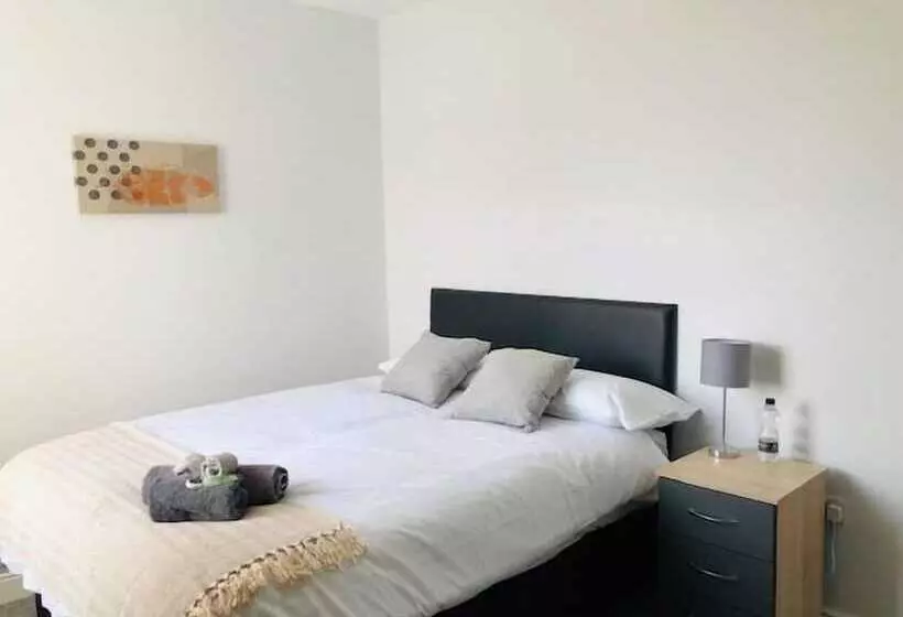 Majatalo Townhouse @ 51 Balfour St Stoke