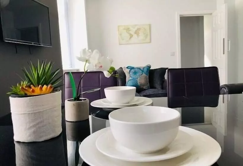 Majatalo Townhouse @ 51 Balfour St Stoke