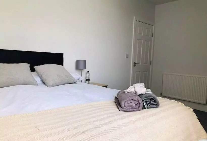 Majatalo Townhouse @ 51 Balfour St Stoke