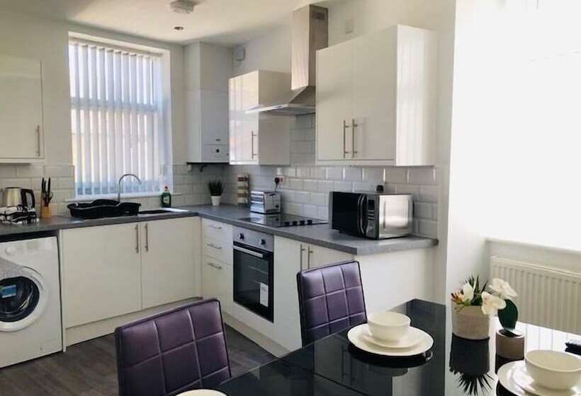 بنسيون Townhouse @ 51 Balfour St Stoke