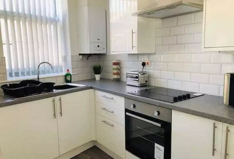 Majatalo Townhouse @ 51 Balfour St Stoke