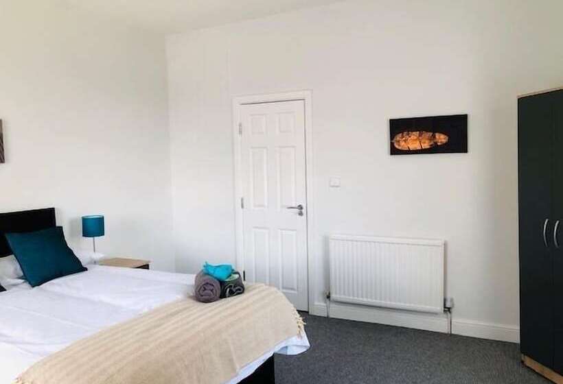 بنسيون Townhouse @ 51 Balfour St Stoke