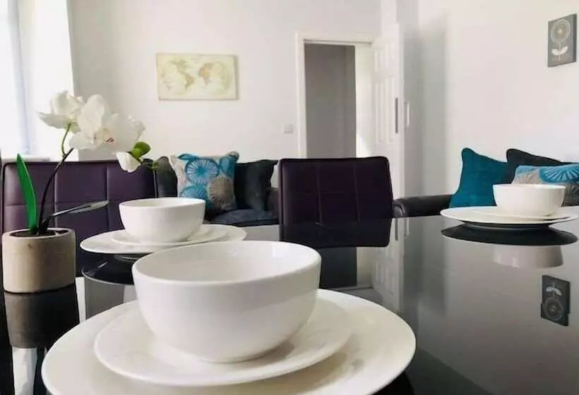 Majatalo Townhouse @ 51 Balfour St Stoke