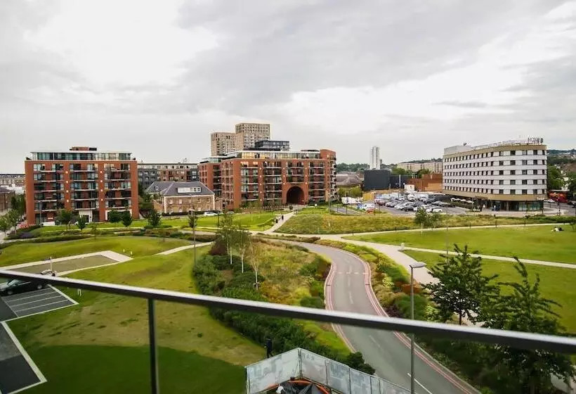 Thames View 2 Bed Apartment With Balcony