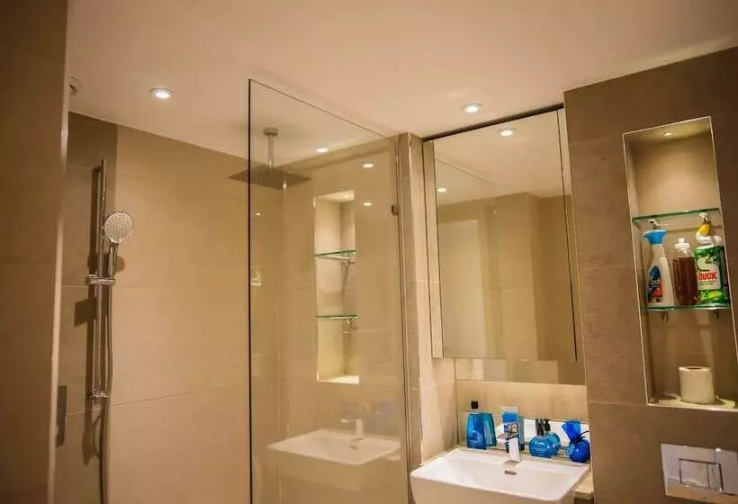 Thames View 2 Bed Apartment With Balcony