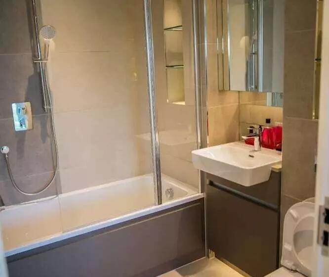 Thames View 2 Bed Apartment With Balcony