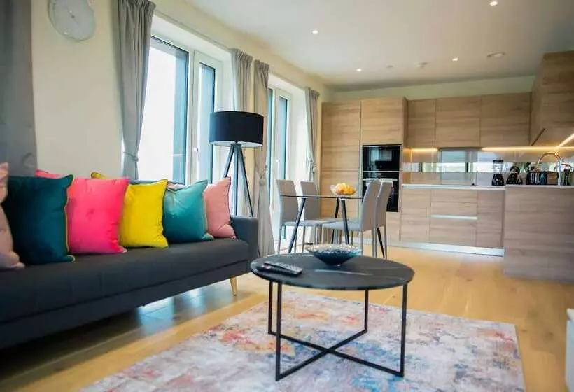 Thames View 2 Bed Apartment With Balcony