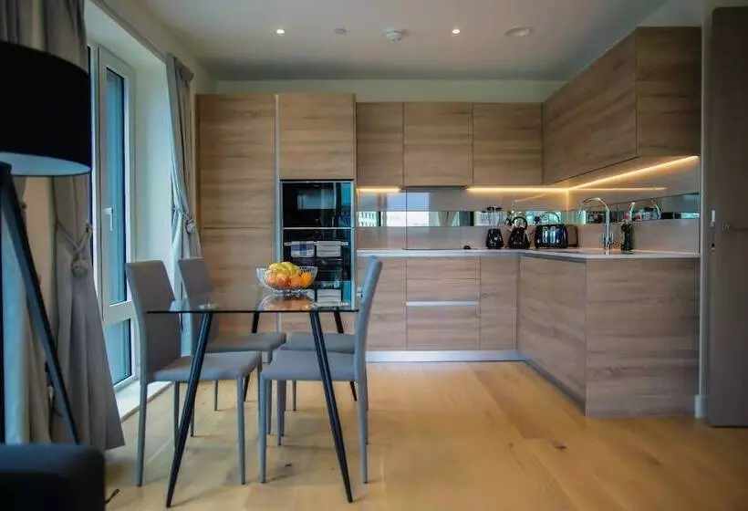 Thames View 2 Bed Apartment With Balcony