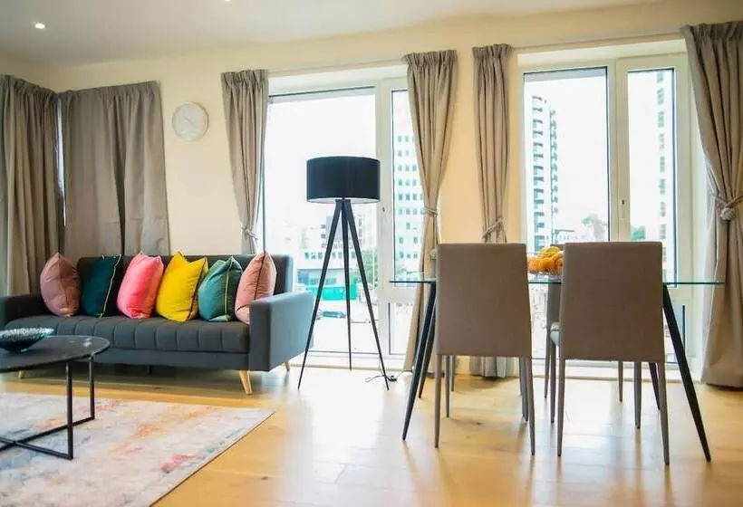 Thames View 2 Bed Apartment With Balcony