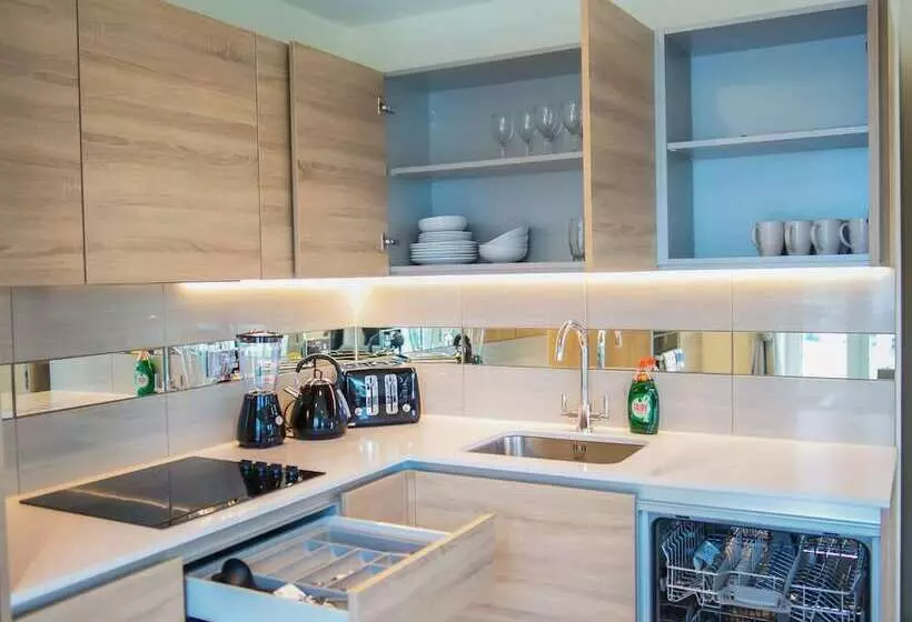 Thames View 2 Bed Apartment With Balcony