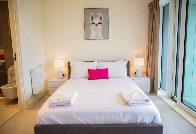 Thames View 2 Bed Apartment With Balcony