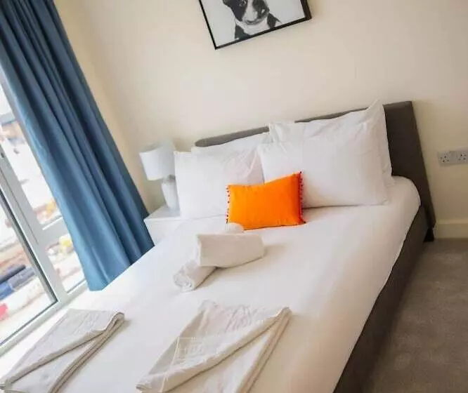 Thames View 2 Bed Apartment With Balcony