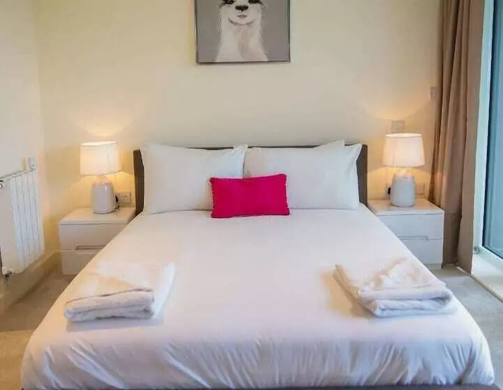 Thames View 2 Bed Apartment With Balcony